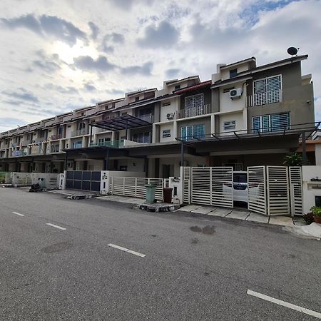 3Storey House 13Pax Family Suite 바얀레파스 외부 사진