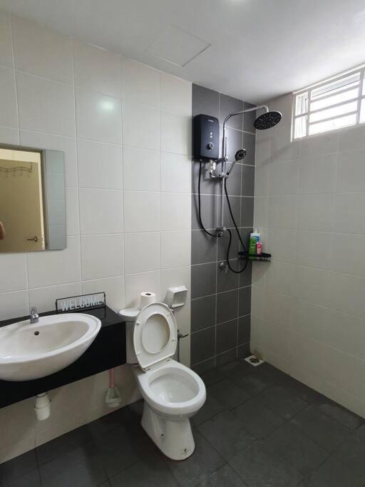 3Storey House 13Pax Family Suite 바얀레파스 외부 사진