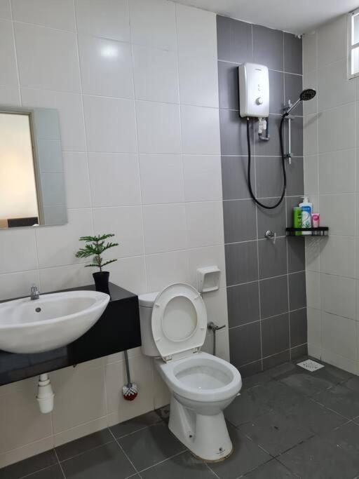 3Storey House 13Pax Family Suite 바얀레파스 외부 사진