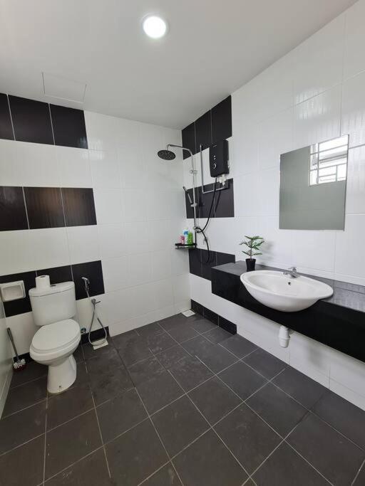 3Storey House 13Pax Family Suite 바얀레파스 외부 사진
