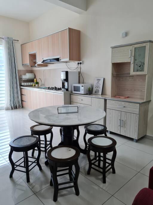 3Storey House 13Pax Family Suite 바얀레파스 외부 사진